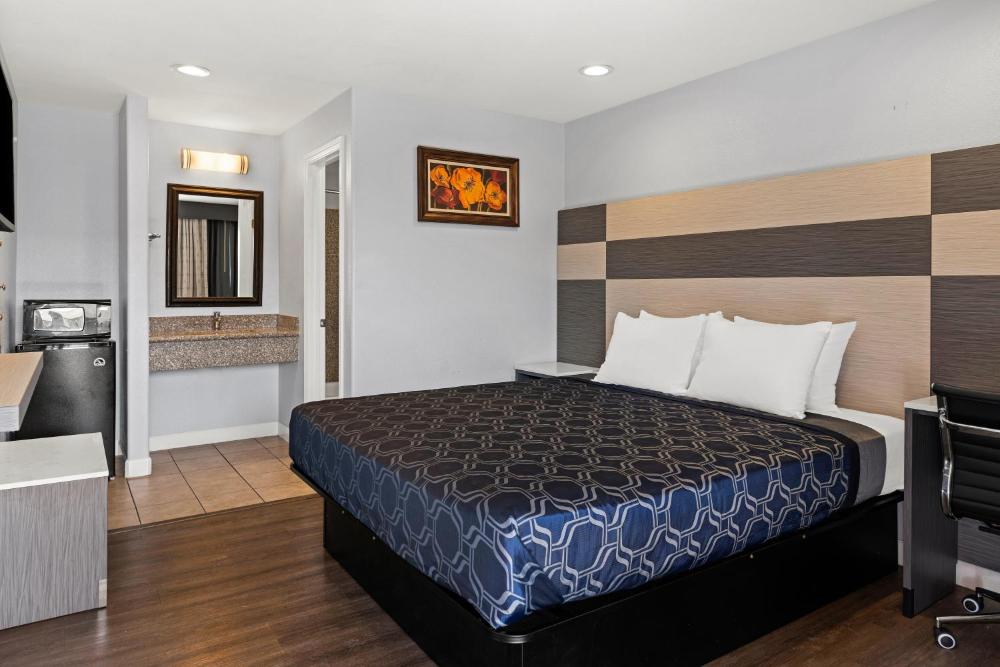 Queen Room interior